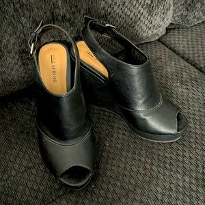 Brand call it spring size US seven colour black material leather